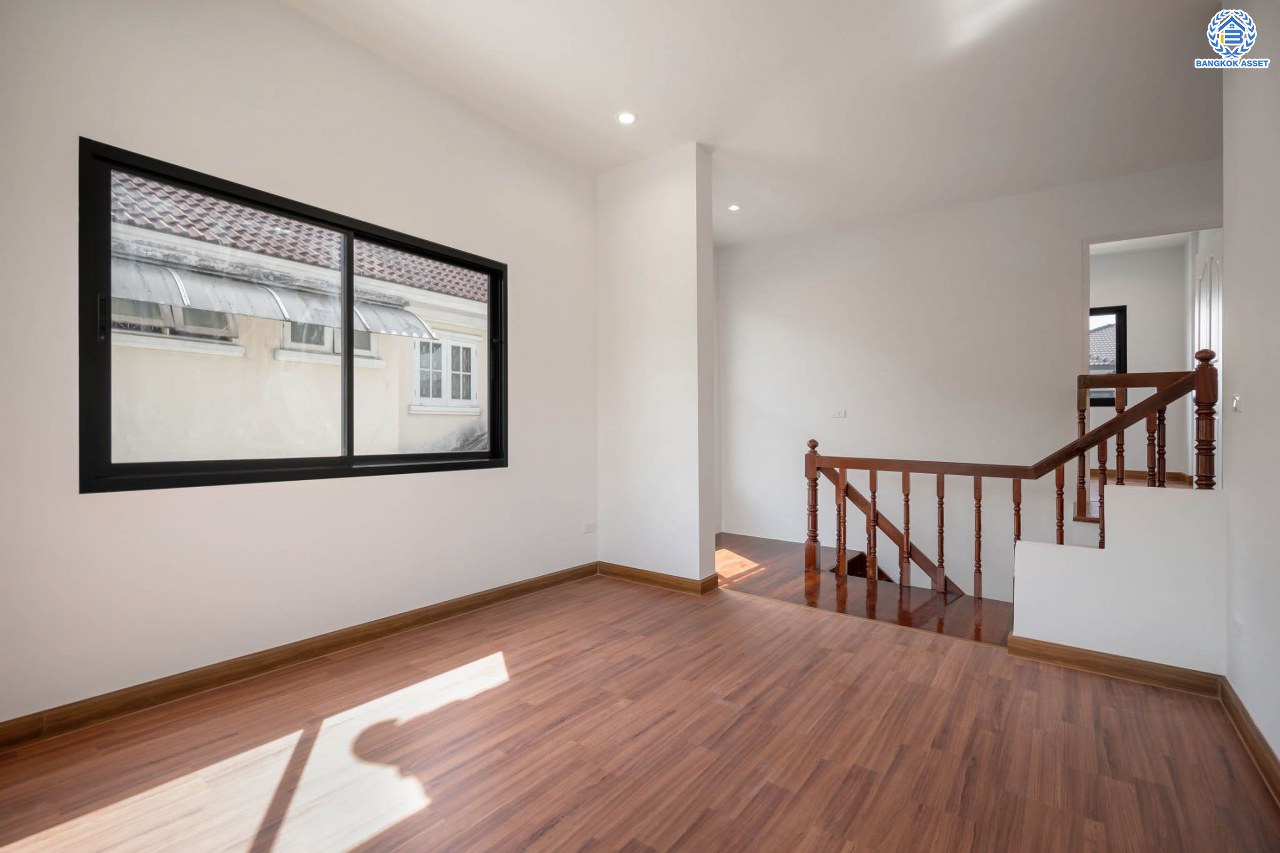 บ้านมือสองตกแต่งใหม่ โครงการ บ้านสวนดอกไม้ ปิ่นเกล้า เนื้อที่ 72.7 ตร.ว. บนพื้นที่ใช้สอยถึง 202 ตร.ม. ฟังก์ชันจัดเต็ม 3 ห้องนอน 3 ห้องน้ำ จอดรถได้ 4 คัน บนทำเลเชื่อมต่อเมืองอย่างรวดเร็ว ใกล้ทางคู่ขนานลอยฟ้าบรมราชชนนี ทางด่วน "กาญจนาภิเษก" ม.มหิดล และเซ็นทรัลปิ่นเกล้า